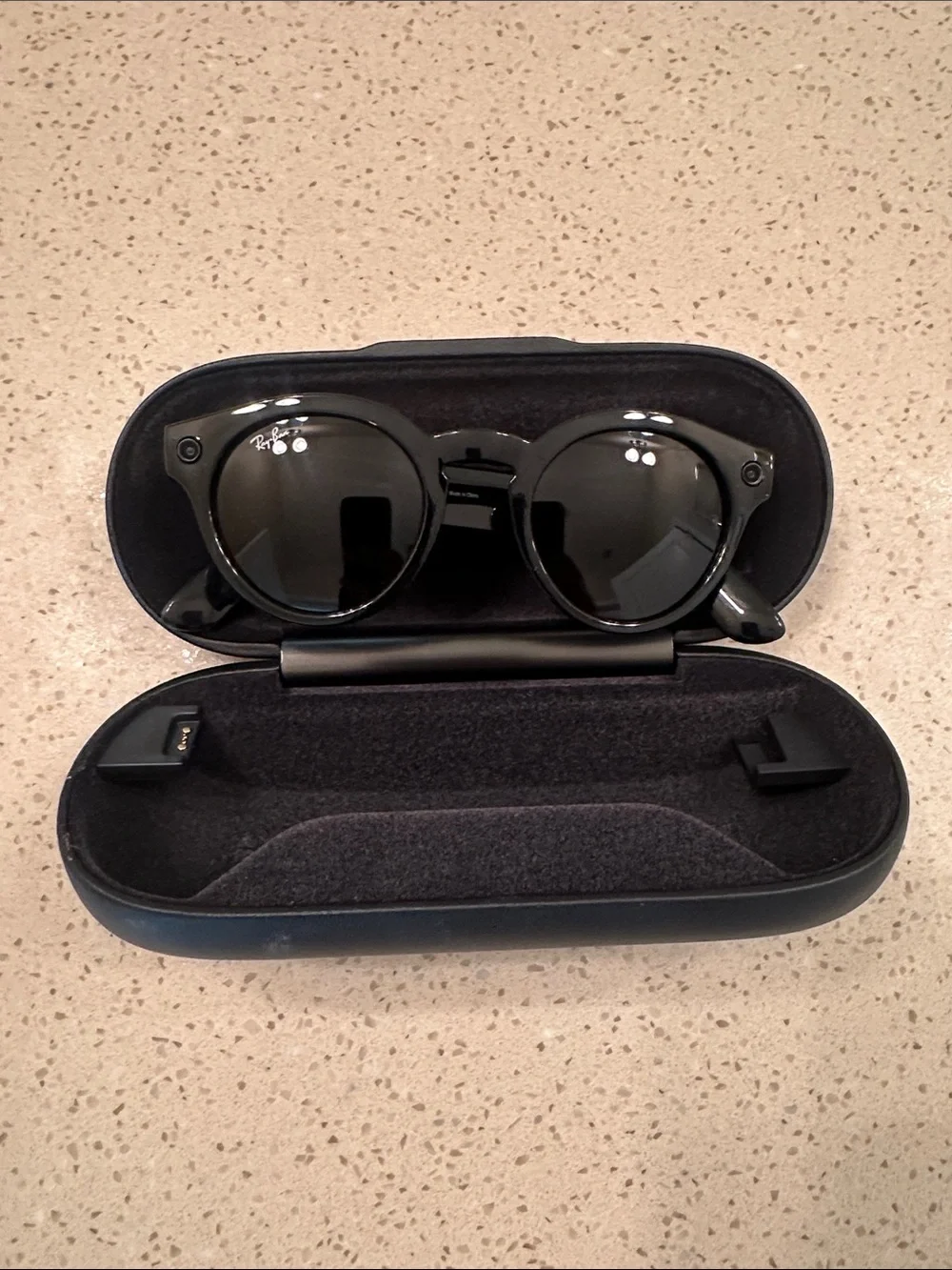 Meta Gen-1 Ray-Ban Black Round Sunglasses with Black Case